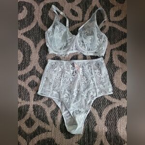 Victoria's secret set ice blue 36D/medium